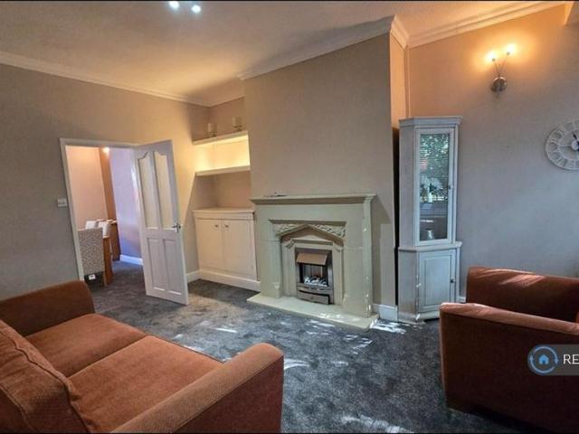 3 bedroom end of terrace house to rent