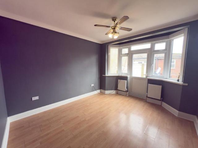 3 bedroom end of terrace house to rent