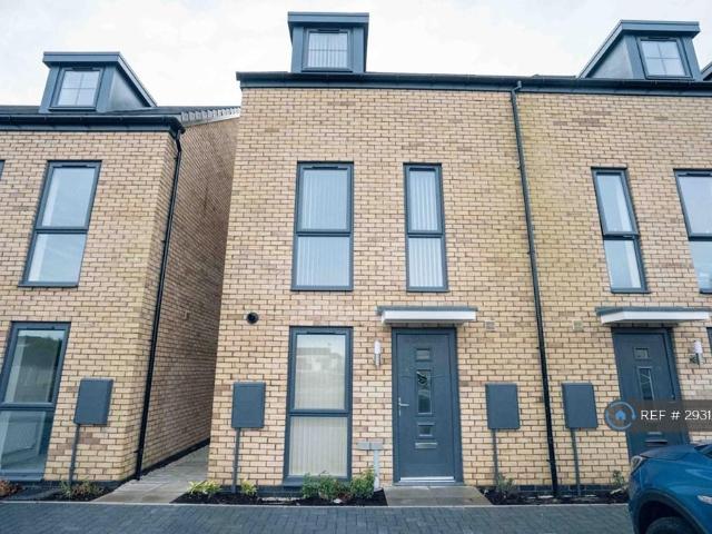 3 bedroom end of terrace house to rent