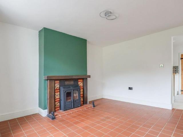 3 bedroom end of terrace house to rent