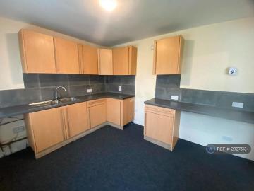 3 bedroom end of terrace house to rent