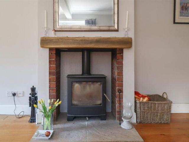 3 bedroom end of terrace house to rent