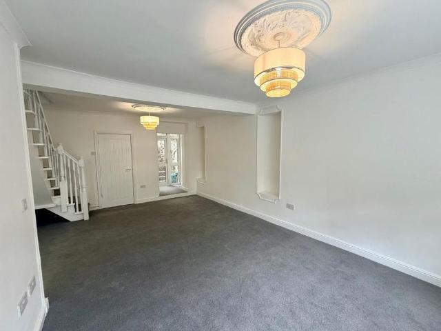 3 bedroom end of terrace house to rent
