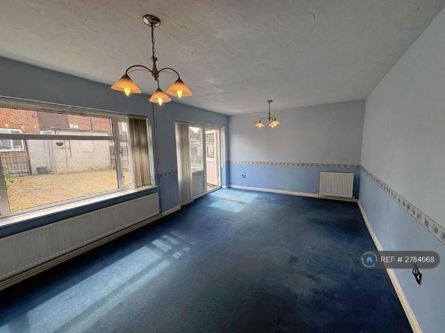 3 bedroom end of terrace house to rent