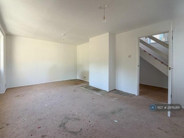 3 bedroom end of terrace house to rent