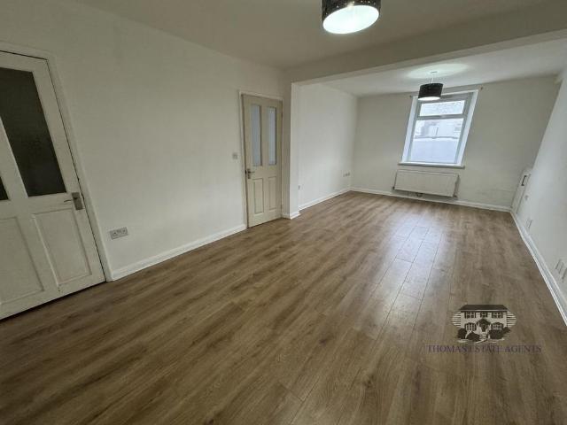 3 bedroom end of terrace house to rent