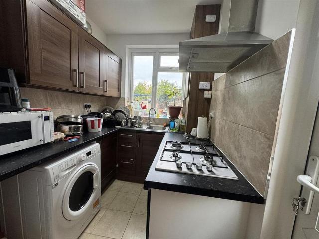 3 bedroom end of terrace house to rent