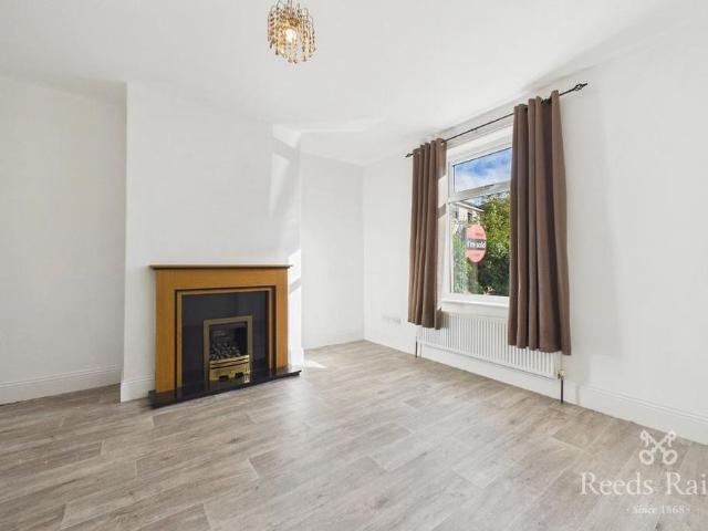 3 bedroom end of terrace house to rent