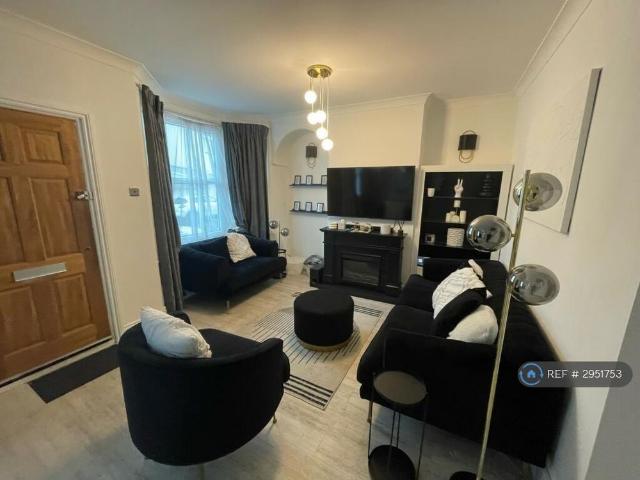 3 bedroom end of terrace house to rent