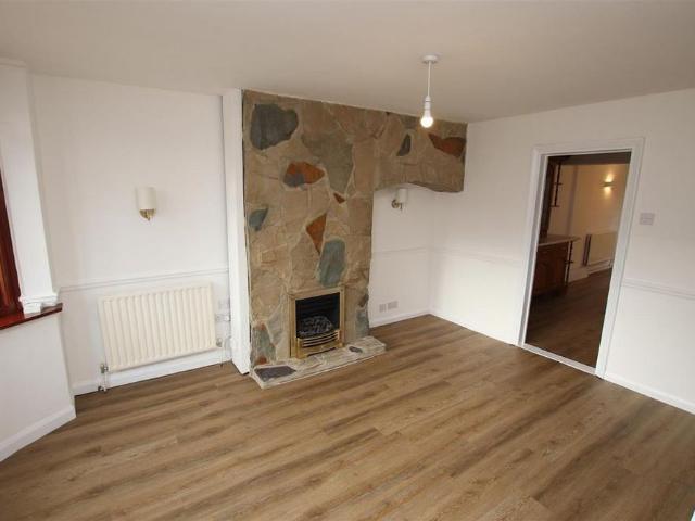 3 bedroom end of terrace house to rent