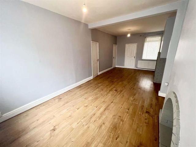 3 bedroom end of terrace house to rent