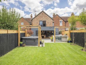 3 bedroom end of terrace house to rent