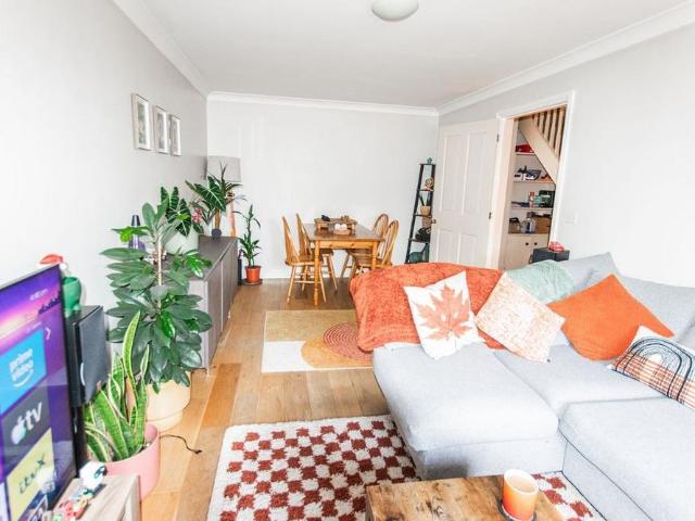3 bedroom end of terrace house to rent