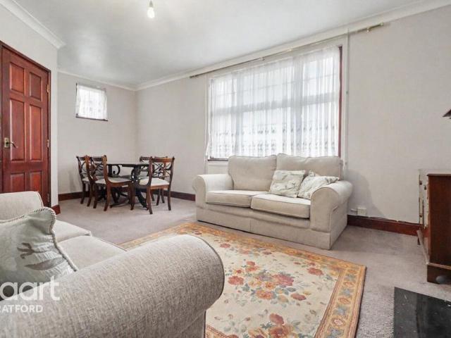 3 bedroom end of terrace house to rent