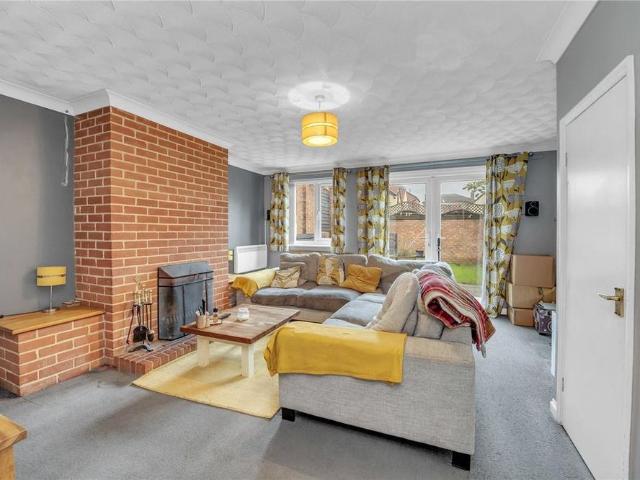 3 bedroom end of terrace house to rent