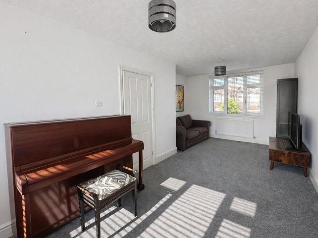 3 bedroom end of terrace house to rent