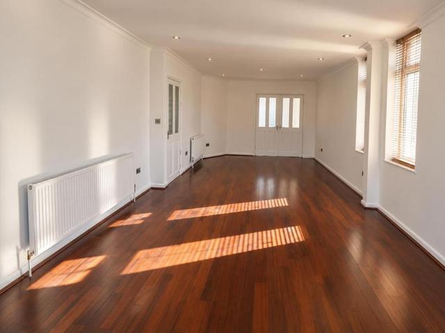 3 bedroom end of terrace house to rent