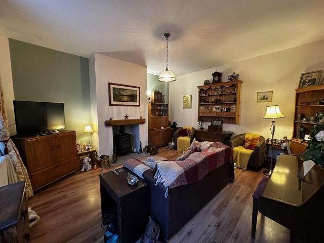 3 bedroom end of terrace house to rent