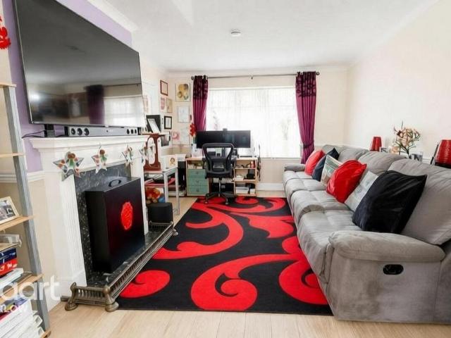 3 bedroom end of terrace house to rent