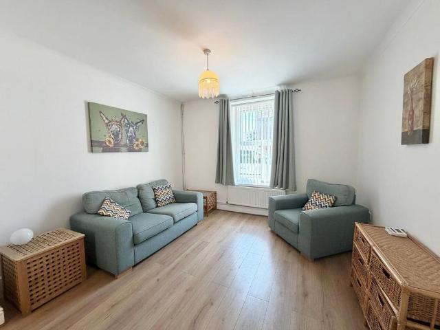 3 bedroom end of terrace house to rent