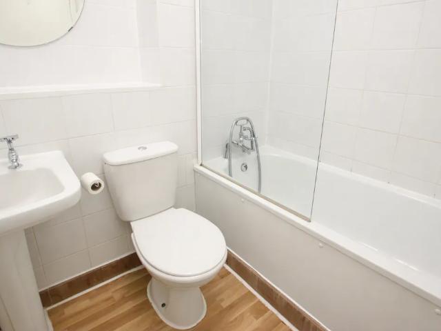3 bedroom end of terrace house to rent