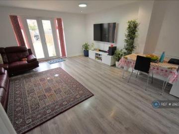 3 bedroom end of terrace house to rent