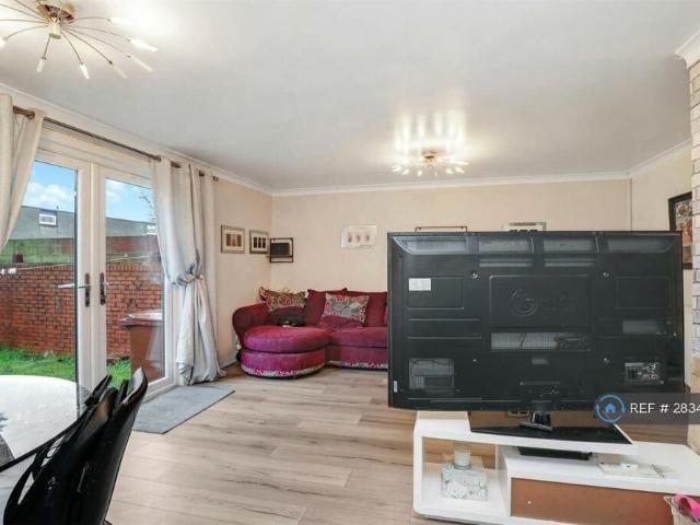 3 bedroom end of terrace house to rent