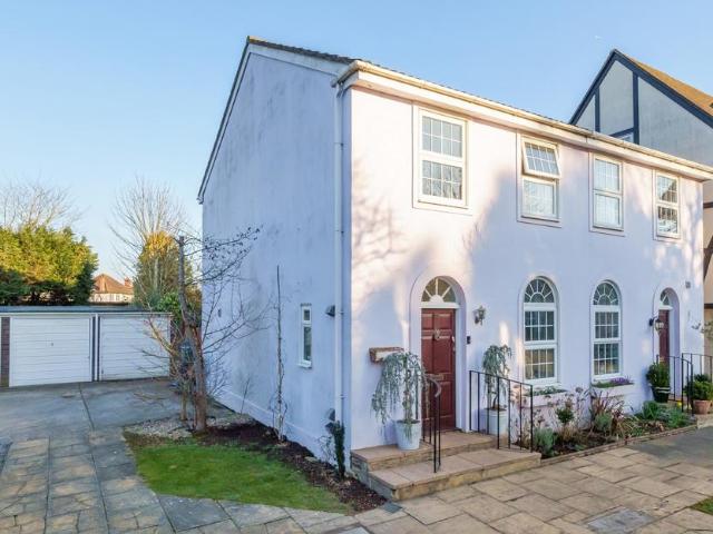 3 bedroom end of terrace house to rent