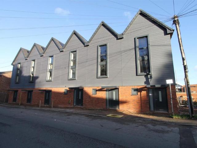 3 bedroom end of terrace house to rent