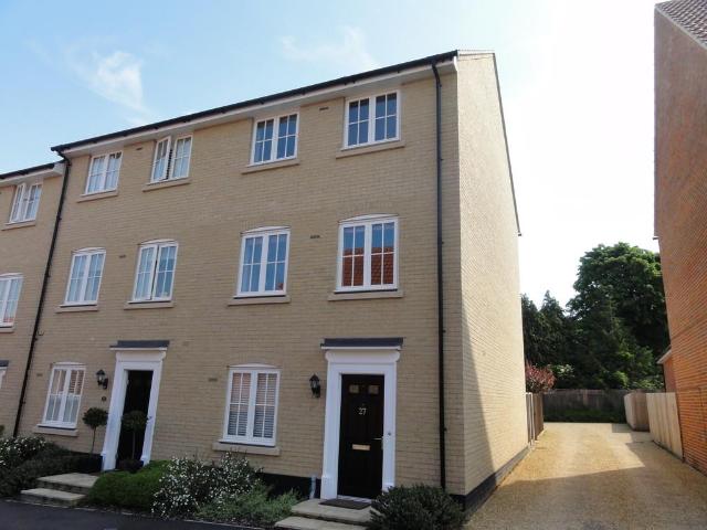 3 bedroom end of terrace house to rent