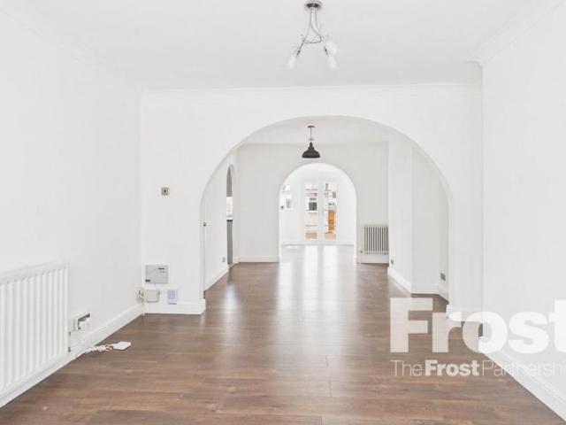 3 bedroom end of terrace house to rent