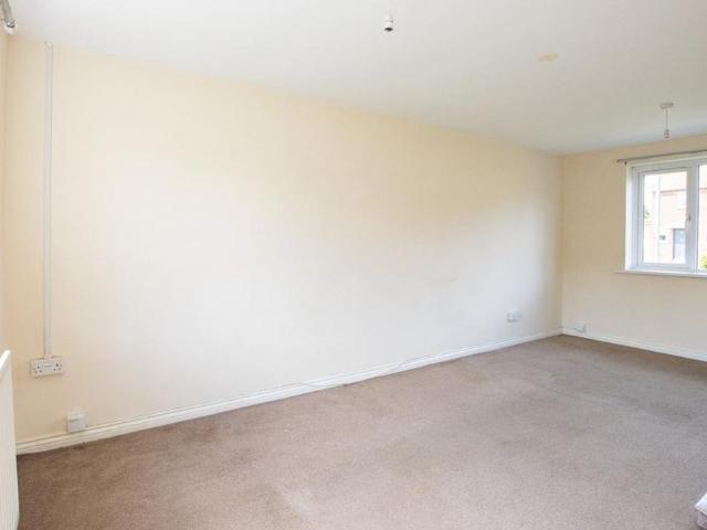3 bedroom end of terrace house to rent