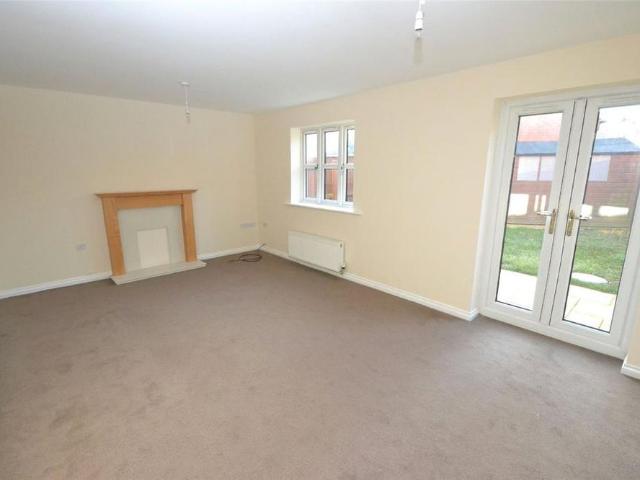 3 bedroom end of terrace house to rent