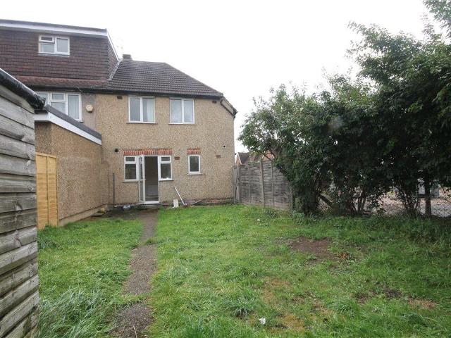 3 bedroom end of terrace house to rent