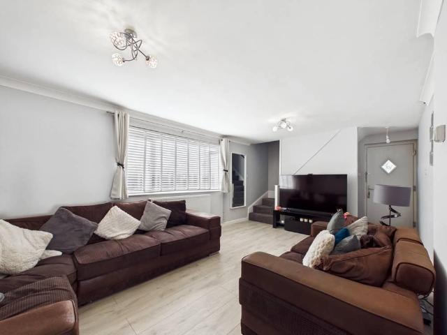 3 bedroom end of terrace house to rent