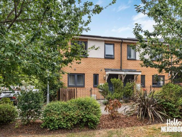 3 bedroom end of terrace house to rent