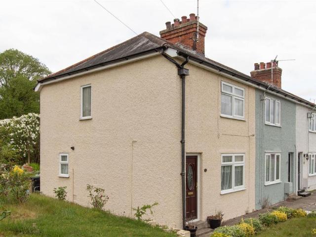 3 bedroom end of terrace house to rent