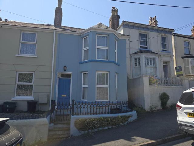 3 bedroom end of terrace house to rent