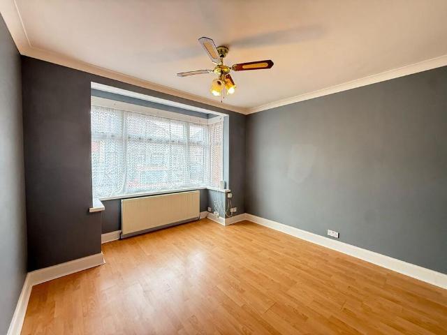 3 bedroom end of terrace house to rent
