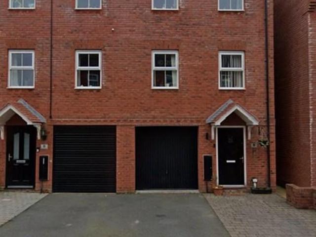 3 bedroom end of terrace house to rent