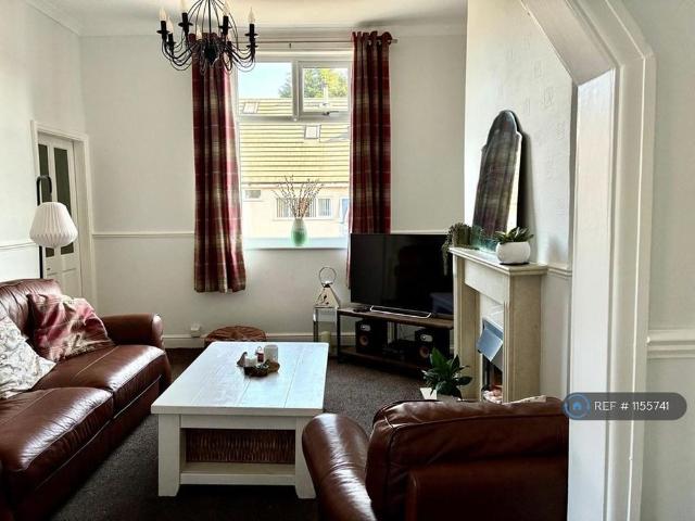 3 bedroom end of terrace house to rent