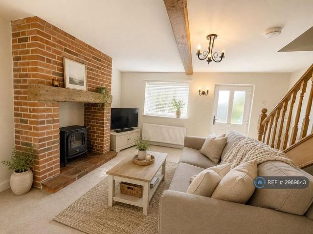 3 bedroom end of terrace house to rent