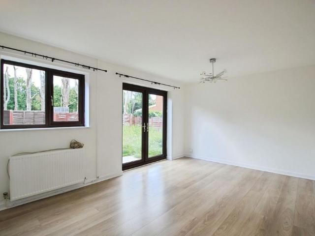 3 bedroom end of terrace house to rent