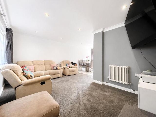 3 bedroom end of terrace house to rent