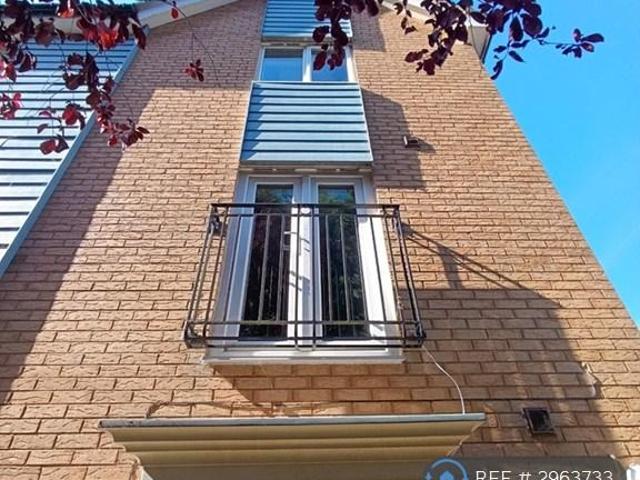 4 bedroom end of terrace house to rent