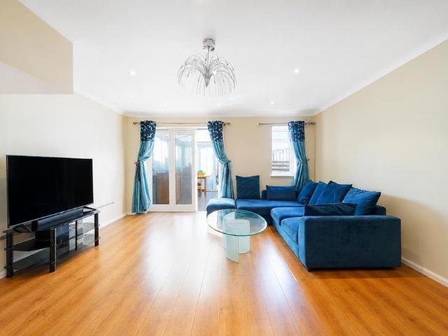3 bedroom end of terrace house to rent