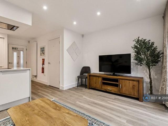 3 bedroom end of terrace house to rent