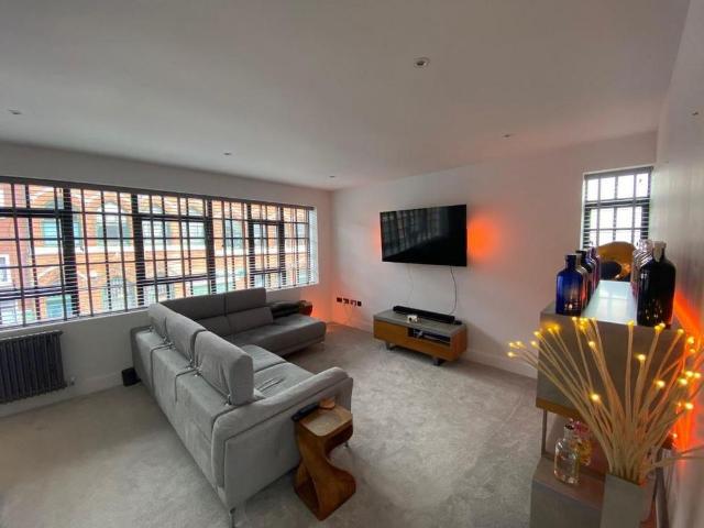 3 bedroom end of terrace house to rent
