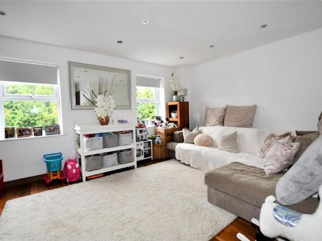 3 bedroom end of terrace house to rent