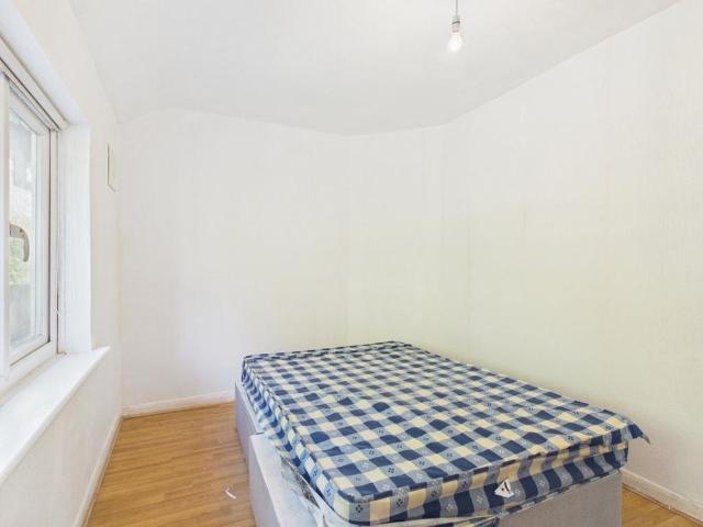 3 bedroom end of terrace house to rent